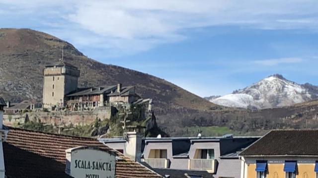 Loft Reve Du Soir 125 M2 Climatise 350 M De La Gare Apartment Lourdes Luaran gambar